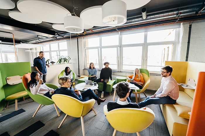 En grupp människor sitter i en färgglad lounge